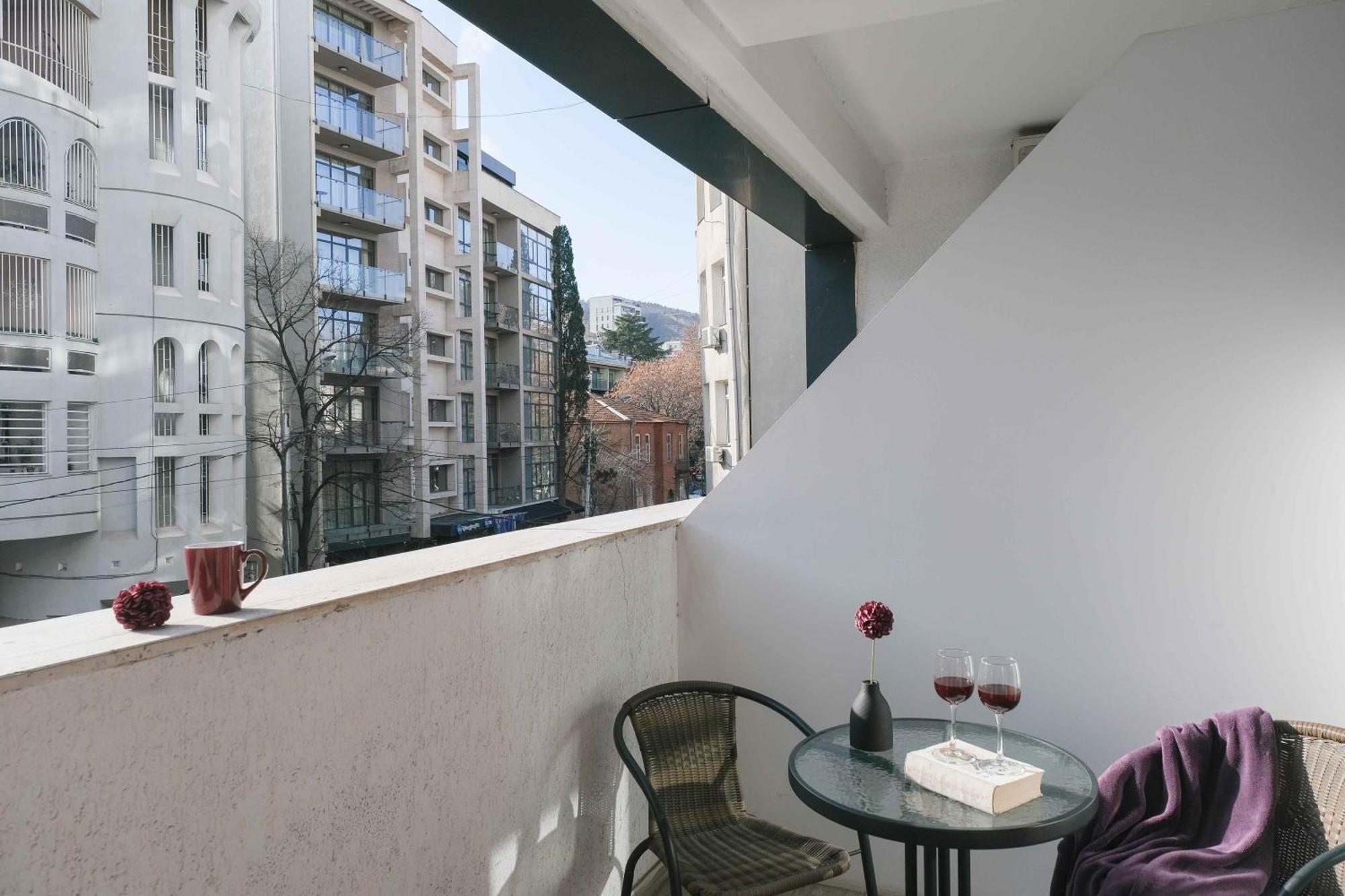 Round Garden Hotel Tbilisi ภายนอก รูปภาพ