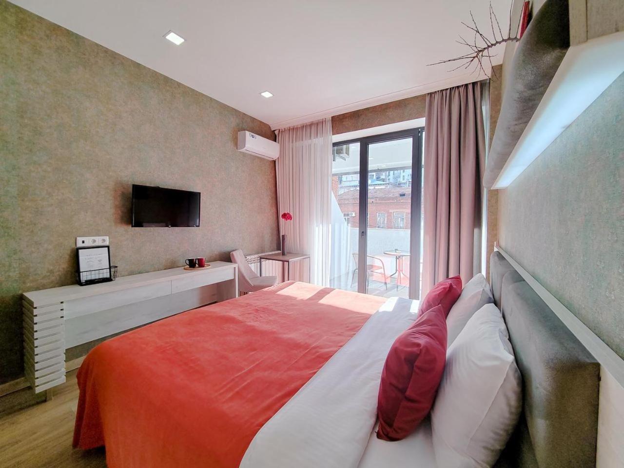 Round Garden Hotel Tbilisi ภายนอก รูปภาพ
