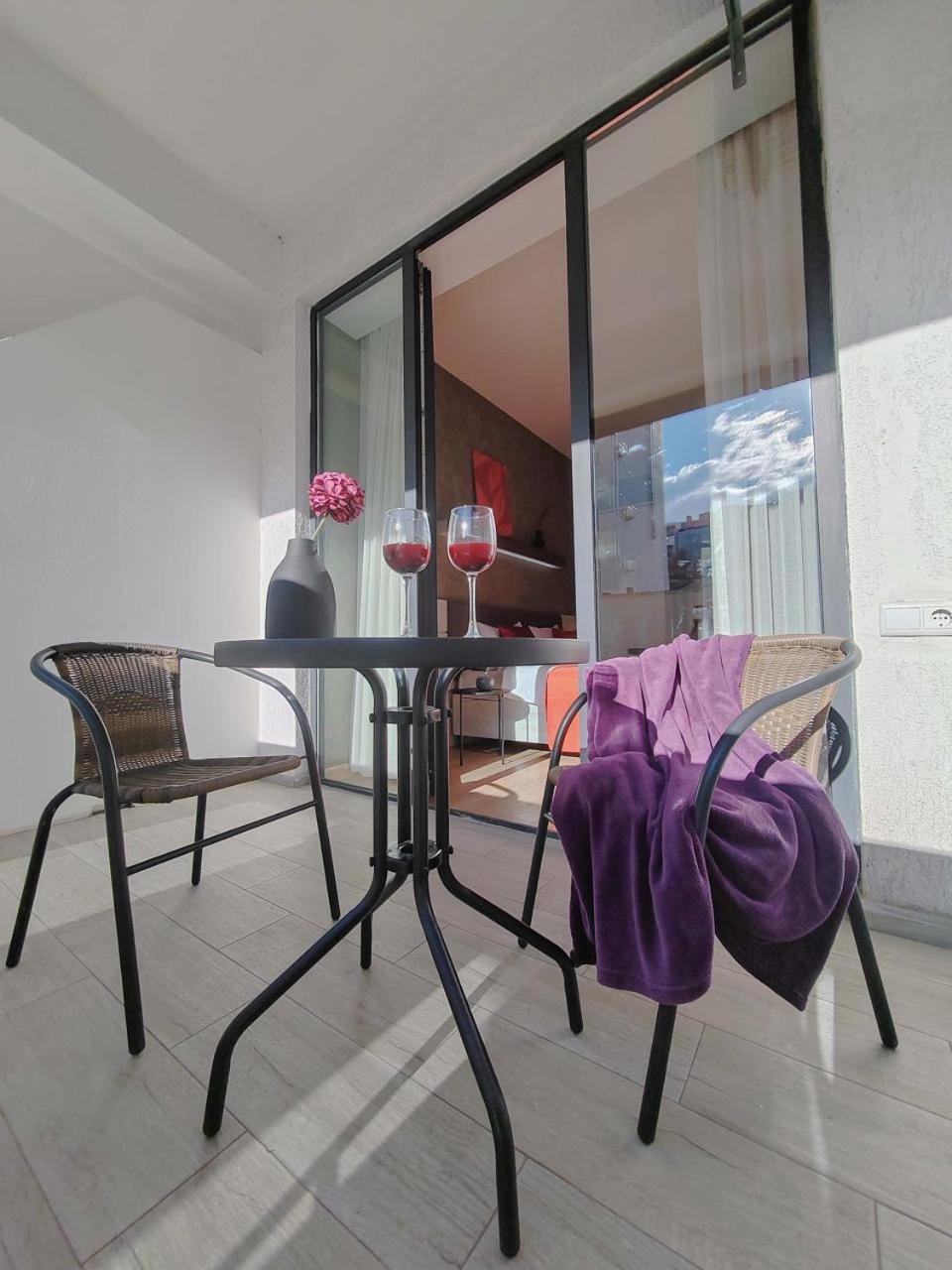 Round Garden Hotel Tbilisi ภายนอก รูปภาพ