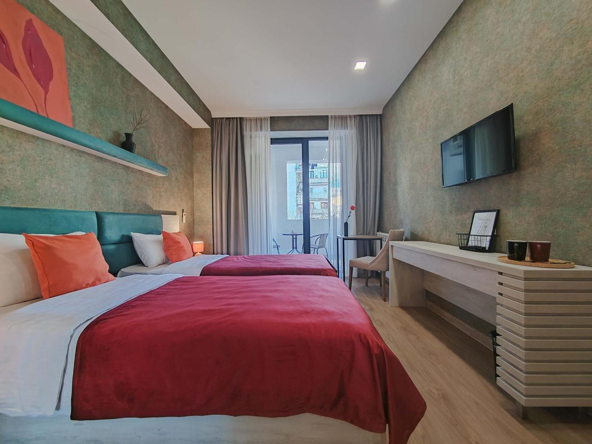Round Garden Hotel Tbilisi ภายนอก รูปภาพ