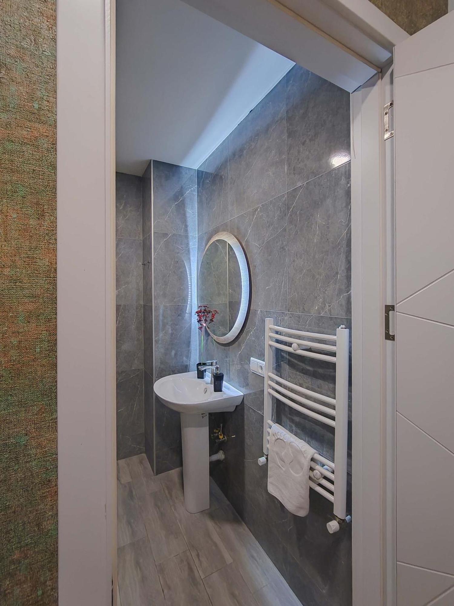 Round Garden Hotel Tbilisi ภายนอก รูปภาพ