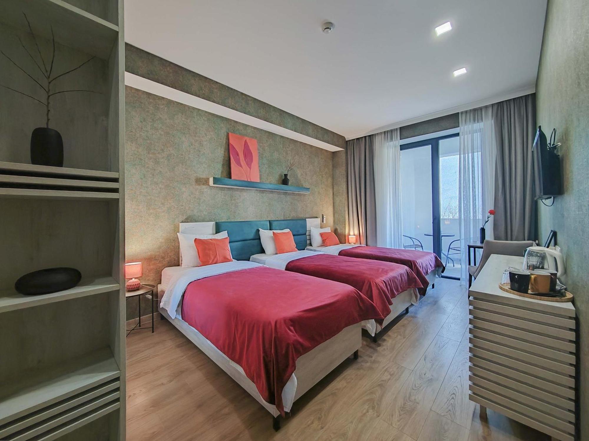 Round Garden Hotel Tbilisi ภายนอก รูปภาพ
